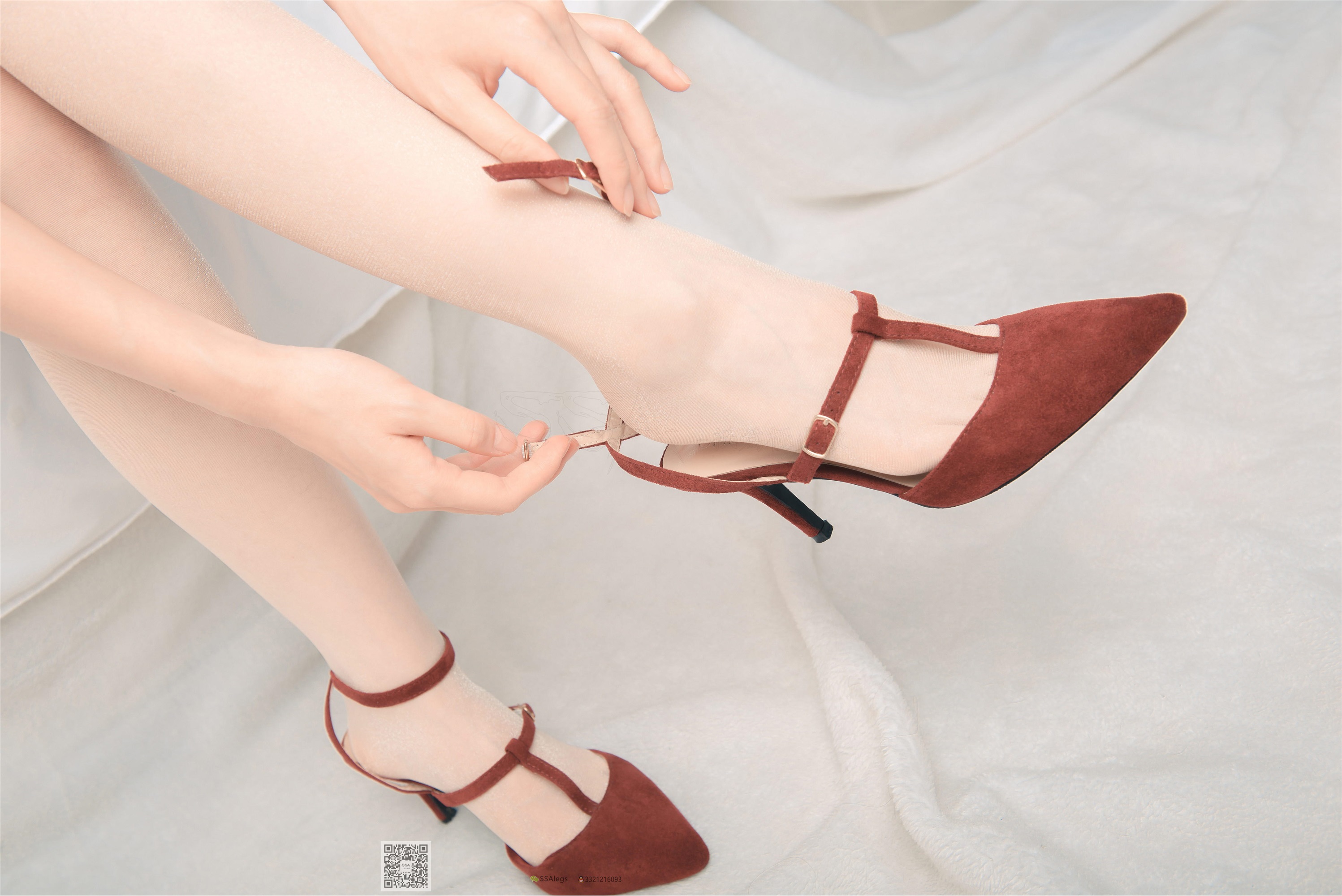 SSA丝社 NO.014 小琪琪 闪光开裆丝袜的另一种演绎